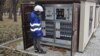 Un angajat al distribuitorului de energie electrică „Premier Energy Distribution” inspectează un post de transformare recent renovat din Chișinău.