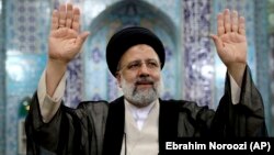 Ебрахим Раиси приветства медиите в залата, в която гласува. Техеран, 18 юни 2021 г.