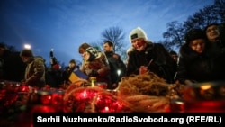 Люди возлагают цветы и колосья у памятника жертвам Голодомора. Киев, 24 ноября 2018 года.