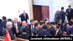 Депутаты Жогорку Кенеша после избрания, 2015 год.