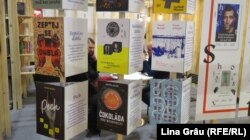 Târgul de carte este și un loc unde poți bea o cafea și avea o discuție cu prietenii.