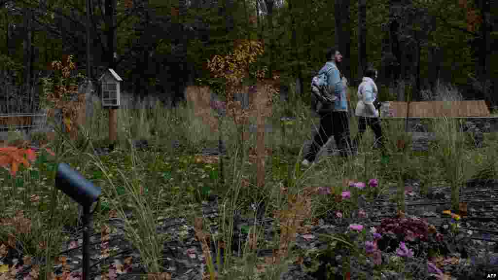 Az egész tér akadálymentes: látássérültek számára navigációs segédeszközökkel rendelkezik, valamint kerekesszékesek számára is megközelíthető