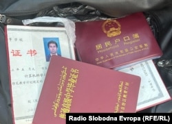 Dokumenti i diplome koje su ostale u torbi u hostelu u kojem je boravio Ehet prije odlaska u bolnicu i smrti.