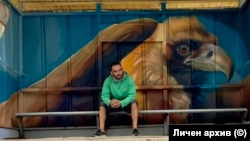 Венцислав Йосифов на фона на свой стенопис