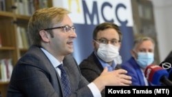 Balról jobbra Szalai Zoltán, az MCC igazgatója, Orbán Balázs kuratóriumi elnök és miniszterelnökségi államtitkár, illetve Boris Kálnoky, a szervezet médiaiskolájának vezetője 2020. szeptember 9-én.