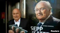 Sep Blater na promociji knjige o sebi, Cirih, Švajcarska, 21. april 2016.