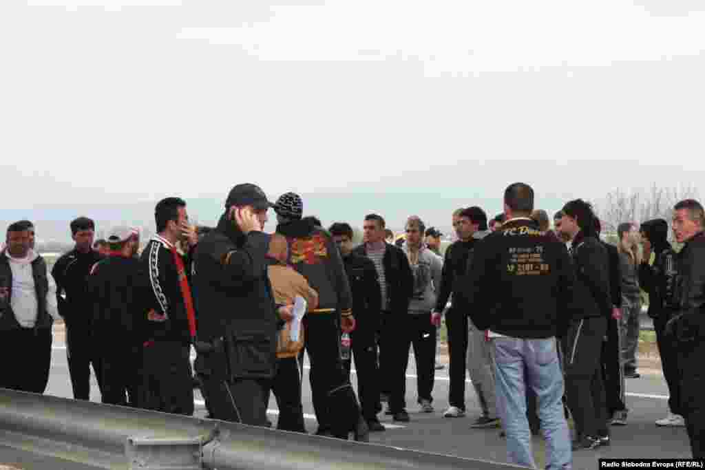 Блокада на патот Бутел-Радишани, по убиството на пет луѓе во скопското село Смиљковци.