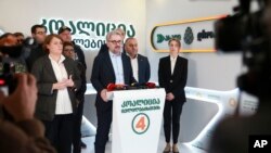 На парламентских выборах 2024 года «Коалиция за перемены» получила больше всего мандатов среди оппозиционных партий – 19. На фото – её лидер Ника Гварамия вместе с другими руководителями объединения заявляет о непризнании итогов голосования. 27.10.2024.
