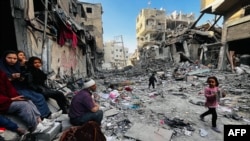 Palestinci sjede kod ruševina kuće uništene u izraelskom napadu u Beit Lahiji na sjeveru Pojasa Gaze, 29. oktobar 2024.