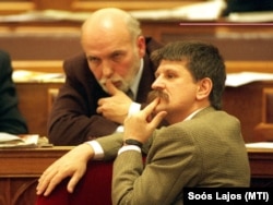 Kosztolányi Dénes, az ún. Megfigyelési Bizottság fideszes elnöke és Kövér László a polgári titkosszolgálatokat felügyelő tárca nélküli miniszter a parlamentben 1999. november 30-án