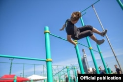 17% dintre români spun că fac sport folosind aparatele montate de autorități în parcuri sau în alte spații publice.