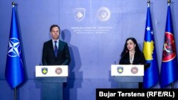 Generalni sekretar NATO-a Mark Rute i predsednica Kosova Vjosa Osmani na pres-konferenciji u Prištini, 11. marta 2025.