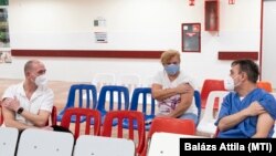 Beoltott orvosok a nyíregyházi Jósa András Oktatókórház szakrendelőjében 2020. december 27-én 