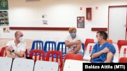 Beoltott orvosok a nyíregyházi Jósa András Oktatókórház szakrendelőjében 2020. december 27-én. 