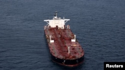 Një cisternë naftë që po hetohet nga autoritetet franceze, për mundësinë e funksionimit nën flotën e fshehur ruse.