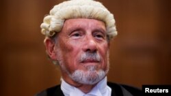 Британският юрист Малкълм Шоу гледа на Международния съд по време на решението по искането на Южна Африка да нареди спиране на израелската офанзива Рафах в Газа в Хага на 24 май