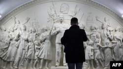 Минувач в метростанция "Таганска" снима орелефа със Сталин в средата, 15 май 2025 г.