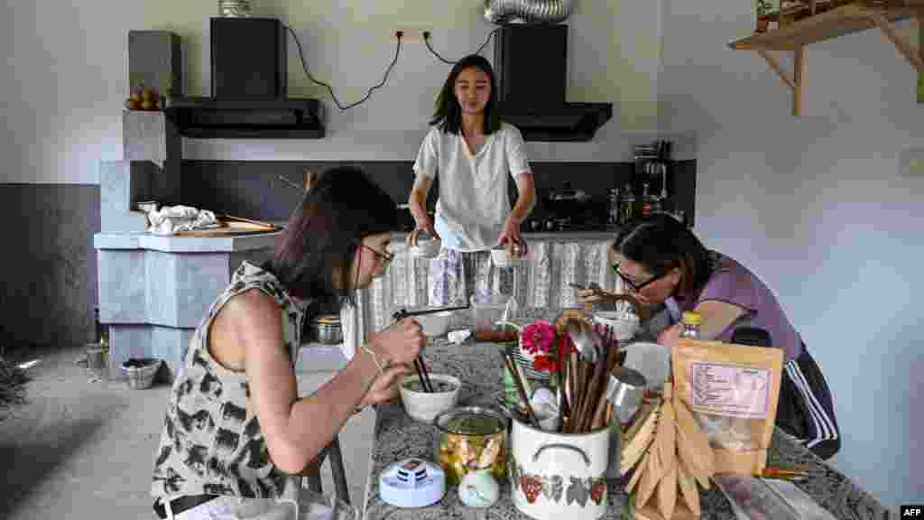 Keke reggelit készít lakótársainak. Az itt lakók 30 jüant (1410 forintot) fizetnek éjszakánként, a negyedik naptól pedig 80 jüant (3760 forintot). A 30 éves Keke az AFP-nek azt meséli, hogy a munkahelyén átélt zaklatás motiválta a lakóközösség megnyitására