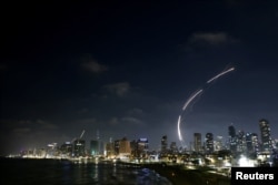 Rachetă iraniană interceptată deasupra orașului Tel Aviv, Israel, 13 iunie 2025.