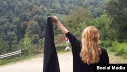 Prema islamskim zakonima koji se primjenjuju u Iranu od revolucije 1979. godine, od žena se traži da u javnosti pokriju svoju kosu i tijelo. Danas neke žene skidaju šalove dok voze ili na drugi način javno protestuju protiv zakona. (ilustrativna fotografija)