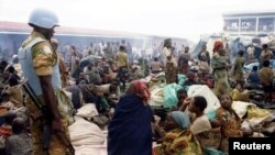 Stotine Hutua u kampu pod nadzorom UN-a, maj 1995.