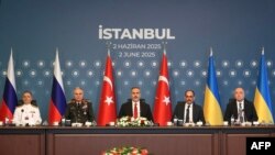 Pjesëtarë të delegacioneve ukrainase, turke dhe ruse gjatë rundit të dytë të bisedimeve, në Stamboll, më 2 qershor 2025.