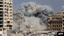 Një ndërtesë duke u shembur pas një sulmi ajror izraelit në Qytetin e Gazës më 8 shtator 2025. 