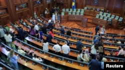 Poslanici napuštaju salu nakon neuspjeha u konstituisanju Skupštine. 25. jula 2025.