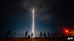 Ljudi promatraju lansiranje rakete Vulkan kompanije United Launch Alliance iz Space Launch Complexa 41d na Cape Canaveral Space Force Stationu u Cape Canaveralu, Florida, 8. januara 2024.