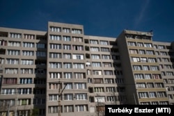 A budafoki Leányka utcai lakótelep egyik részén hőszigetelési munkálatok folynak 2021. április 10-én