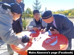 Семей ядролық сынақ полигонынан зардап шеккен адамдар петицияға қол қойып жатыр.