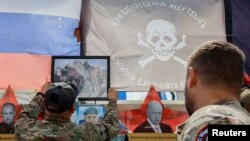 Луѓето во Москва им оддаваат почит на платениците на групта Вагнер убиени во Мали на 4 август