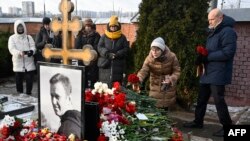 Oamenii au adus flori la mormântul lui Alexei Navalnîi. 