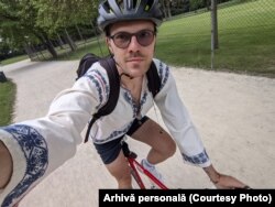 Valentin Trandafir, în timpul unei plimbări pe bicicletă în Viena. Poartă, cu mândrie, cămașa pe care și-a cusut-o singur.