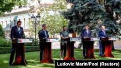 Слева направо: Клаус Йоханнис, Марио Драги, Владимир Зеленский, Эммануэль Макрон и Олаф Шольц