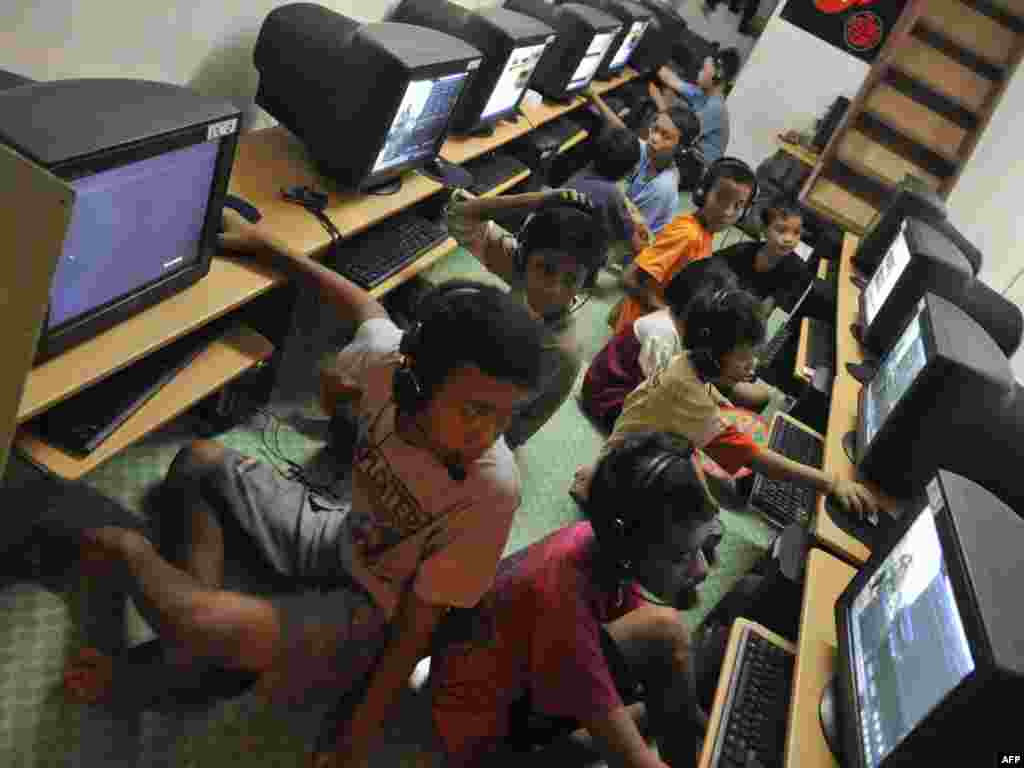 ИБМ - Што има лошо во IBM? Па, тие прават бизнис со Израел. Иранскиот претседател Ахмадинеџад на 1 јуни побара од Иранците да ги бојкотираат IBM и другите западни брендови кои прават бизнис со еврејската држава.