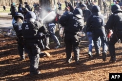 Във Виена се стигна до сблъсъци на полицията с протестиращи и контрапротестиращи в събота