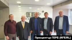 Бившият премиер Бойко Борисов (в средата) с бивши кадри на ДПС. В края на февруари Нуридин Исмаил, Гюнер Тахир, Орхан Исмаилов и Мехмед Дикме (от ляво надясно) заявиха, че ще подкрепят ГЕРБ на изборите през април
