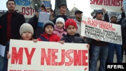 Дети казахских беженцев с плакатом на руках, где написано "Мы не экстремисты". Акция протеста казахских беженцев в Праге. 7 февраля 2009 года.