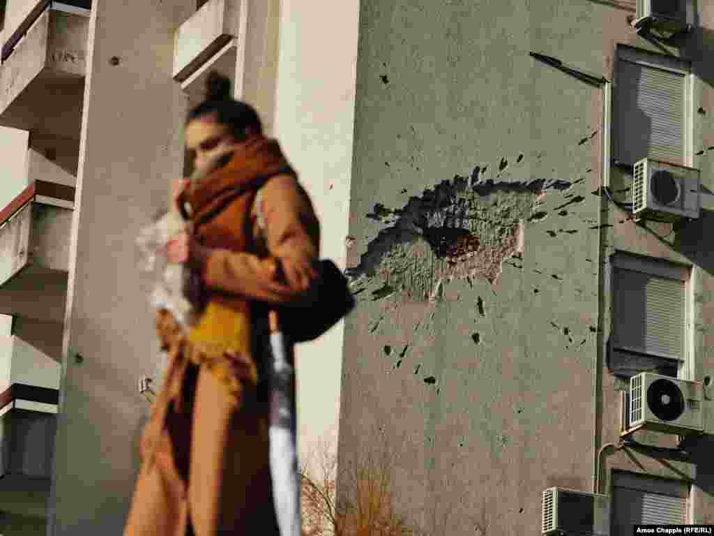 Ožiljci rata na zgradi u Mostaru. Mostar je razaran u sukobima tokom ranih 1990-ih, koji su kulminirali ratom 1993-1994. u kojem su se bosanski Hrvati borili uglavnom protiv Bošnjaka za kontrolu nad gradom.