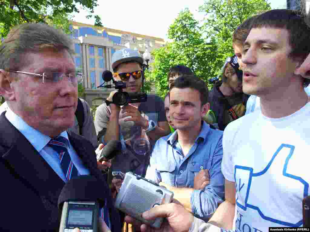 Человек, представившийся начальником ОВД "Пресня", предупредил, что собравшимся не разрешено лежать на земле, но не возбраняется гулять.