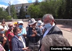 В день слушаний собравшиеся жители обрушились с критикой и возмущением на акима города Степногорска. 14 июня 2021 года. Степногорск.