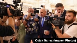 Ilie Bolojan sosind la Parlament, la București, pe 7 iulie 2025.