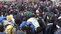 Višesatno čekanje i nervoza među izbjeglicama