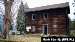 Crna kuća u mjestu Kruščica u srednjoj Bosni prvi je fašistički sabirni logor u BiH, otvoren u ljeto 1941. Danas je ovo mjesto zapušteno i oronulo. 