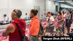 Илустрација - Редица во месарница во супермаркет