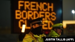 Brit rendőrök a doveri kikötőben, a dél-kelet-angliai Kentben 2020. december 22-én