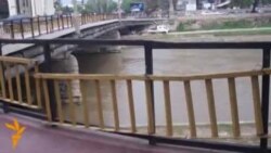 Жерновски со фотографии од милионската ограда за мостот Слобода