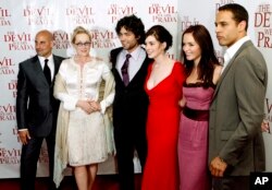 Членовете на актьорския състав на "Дяволът носи Прада" Стенли Тучи, Мерил Стрийп, Ейдриън Грение, Ан Хатауей, Емили Блънт и Даниел Сунжата, 2006 г.