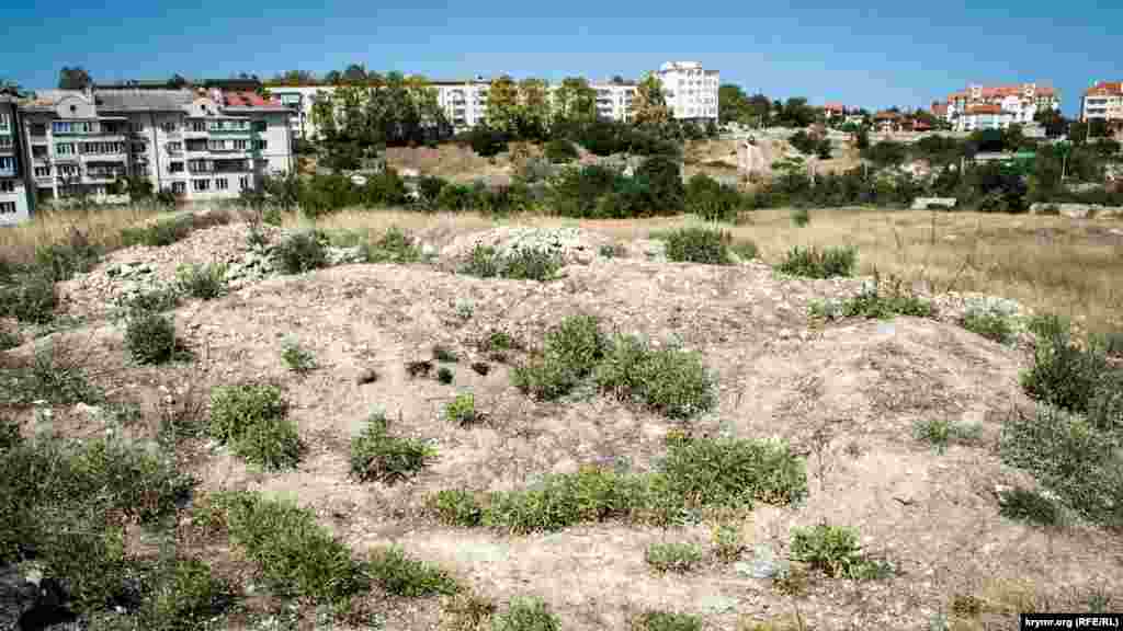 Много склепов находятся за забором, на берегу Карантинной бухты, в которой базируются корабли Черноморского флота России